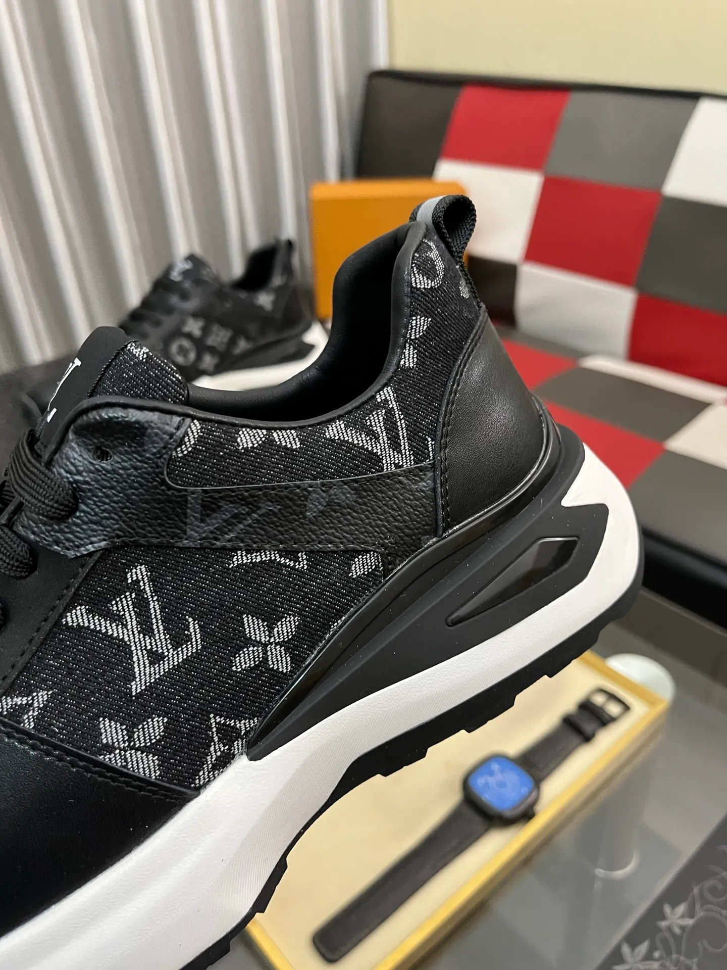 Men's shoes 💰458⌚️⌚️《Louis vuitton/LV Louis Vuitton》original quality.~ Unique modern style sneakers. 🏃A must-have casual shoe for trendy men😍😍 Original brand imported from Italy, imported original leather, cowhide lining (refuses to discolor and grind feet) sole: original sole provided by the original factory, French lazy style design ⚠️Fit to the feet, original quality, super comfortable original sole. Code number: 38-442️⃣Colors available